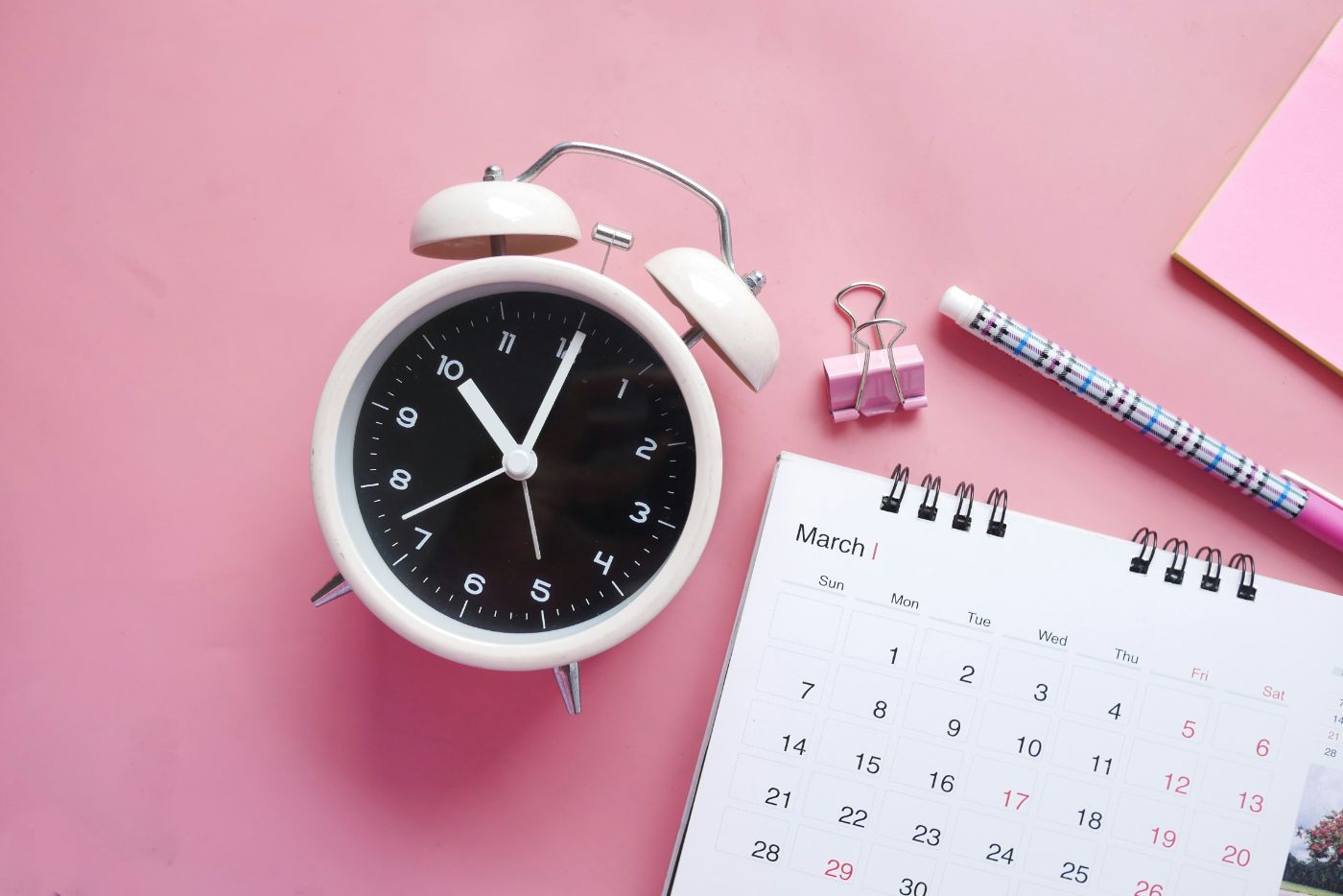 A calendar and a clock on a desk, representing the personal injury statute of limitations in South Carolina.