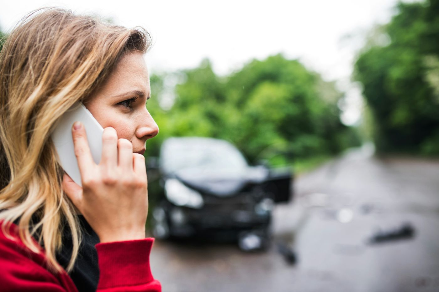 A driver exchanging details at a roadside collision, illustrating the duty to report a car accident in South Carolina.